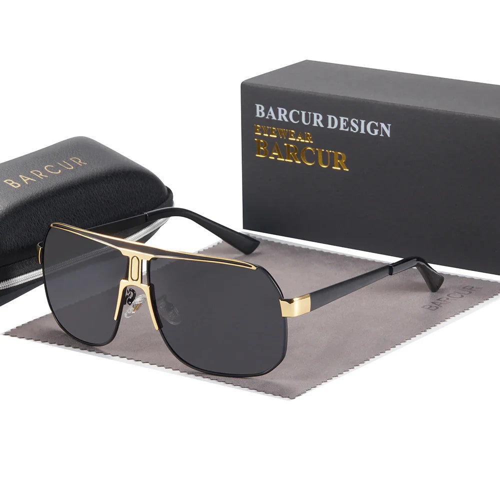 Oculos La Paz preto com detalhe dourado e lente escura com seus acessorios inclusos no pedido